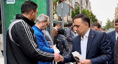 Baybatur'dan Servis Bekleyen İşçilere Simit ve Peynir