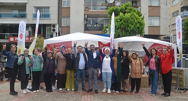 Turgutlu Ak Parti Kadın Kolları MHP Standını Ziyaret Etti