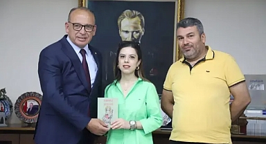 Turgutlulu Öğretmen İlk Kitabının Heyecanını Başkan Çetin Akın’la Paylaştı