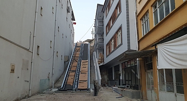 DEMİRCİ'DE 2 NOKTAYA YÜRÜYEN MERDİVEN YAPILDI