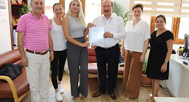 BAŞKAN AKYÜZ EMLAK DANIŞMANLARINA SEVİYE 5 BELGESİ VERİYOR 