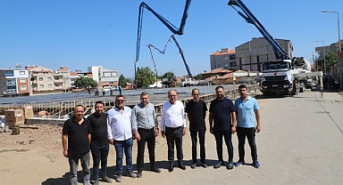 Başkan Çetin Akın’dan Beton Atma Çalışmasının Yapıldığı Cuma Pazarı’nda İnceleme