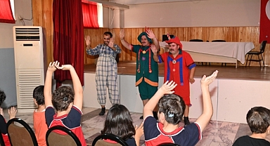 HACİVAT İLE KARAGÖZ, ÖZEL İZLEYİCİLERİ İÇİN SAHNE ALDI