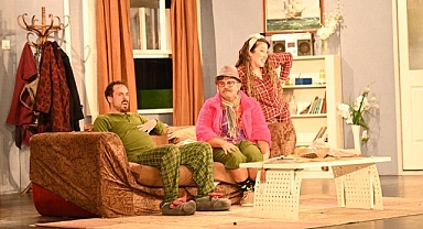 MANİSA'DA ŞEHİR TİYATROSU ‘EVDE ÇOK BAŞINA’ İLE PERDE AÇTI