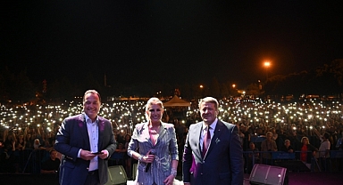 NOSTALJİ KRALİÇESİ, AKHİSAR'I MEST ETTİ