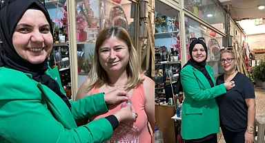 Turgutlu'da İyi Parti’ye yeni katılanlara rozetler takıldı. 