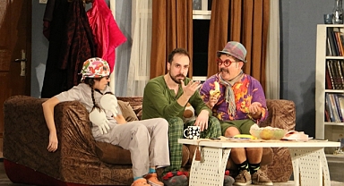 ‘EVDE ÇOK BAŞINA’ MANİSALI TİYATRO SEVERLERLE BULUŞTU