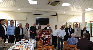 Hemşehri Dernekleri Başkanlarından Başkan Çetin Akın'a özel hediye