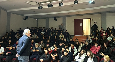 Lise Öğrencileri Turgutlu Tarihini Öğreniyor