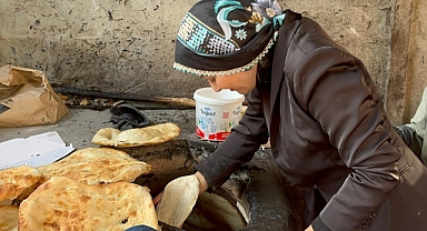 Başkan Aday Adayı Ateş Tandırın başına Geçip Ekmek Yaptı