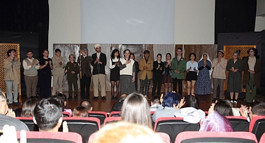 Atatürk Kültür Merkezi (AKM) Lise Tiyatro Ekibi Ayakta Alkışlandı