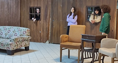 Turgutlu Belediyesi Lise Tiyatro Grubu Yılmaz Erdoğan’ın “Sen Hiç Ateş Böceği Gördün Mü?” Oyunuyla Sahnede