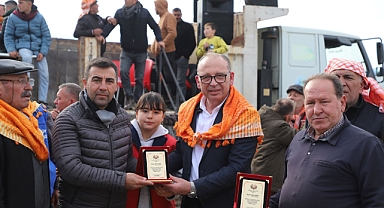 Turgutlu’da Deve Güreşleri Nefes Kesti