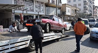 Turgutlu’da İkinci Sıra Park Eden Araçlar Çekiciyle Kaldırıldı