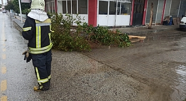 MANİSA BÜYÜKŞEHİR İTFAİYESİNDEN FIRTINA MESAİSİ