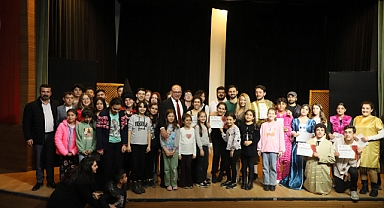 Atatürk Kültür Merkezi Çocuk Tiyatro Grubu “Çocuk Olmak” ile Sahnede