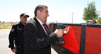 Çiftçilere Reflektör Dağıtıldı