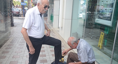 Turgutlu’da Mesleğine Aşık 60 yıllık ayakkabı boyacısı