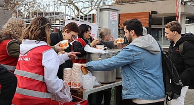 CHP Turgutlu Kadın Kolları'ndan Öğrencilere Sıcak Çorba İkramı