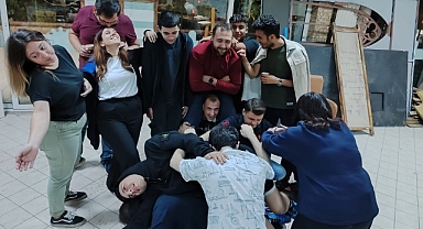 Turgutlu Belediyesi Genç Yetişkin Tiyatro Ekibi Yılmaz Erdoğan’ın “Kadınlık Bizde Kalsın” Oyunuyla Sahnede