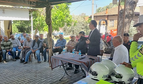 Turgutlu'da Çiftçilere Traktörleri İçin Refkektör Dağıtıldı