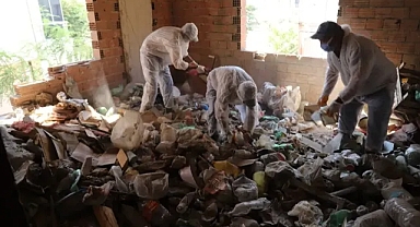 Turgutlu'da Belediye Ekipleri Çöp Ev Temizliği: 15 Traktör Dolusu Atık Çıkarıldı