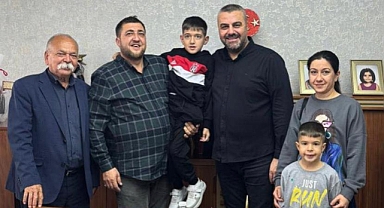 SMA hastası Feyyaz Alperen'in ailesi Başkan Ayhan'ı Ziyaret Etti