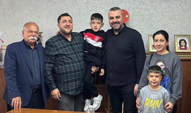 SMA hastası Feyyaz Alperen'in ailesi Başkan Ayhan'ı Ziyaret Etti