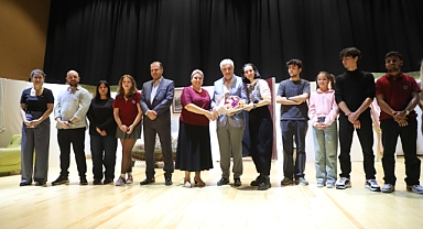 Turgutlu'da Tiyatro Oyunu İzleyicilerin Büyük Beğenisini Topladı