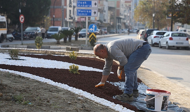Park ve Bahçeler Müdürlüğü Ekipleri Turgutlu’nun Çehresini Yeniliyor