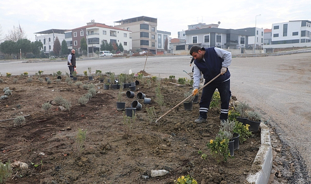 Turgutlu Belediyesi Park ve Bahçeler Müdürlüğü Ekiplerinden Kent Estetiğini Güzelleştiren Çalışmalar