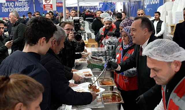 Başkan Besim Dutlulu Binlerce Manisalıyla İftar Sofrasında Buluştu