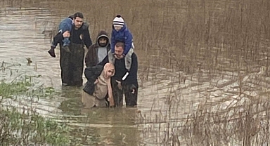 Selde Mahsur Kalanların İmdadına Büyükşehir İtfaiyesi Yetişti